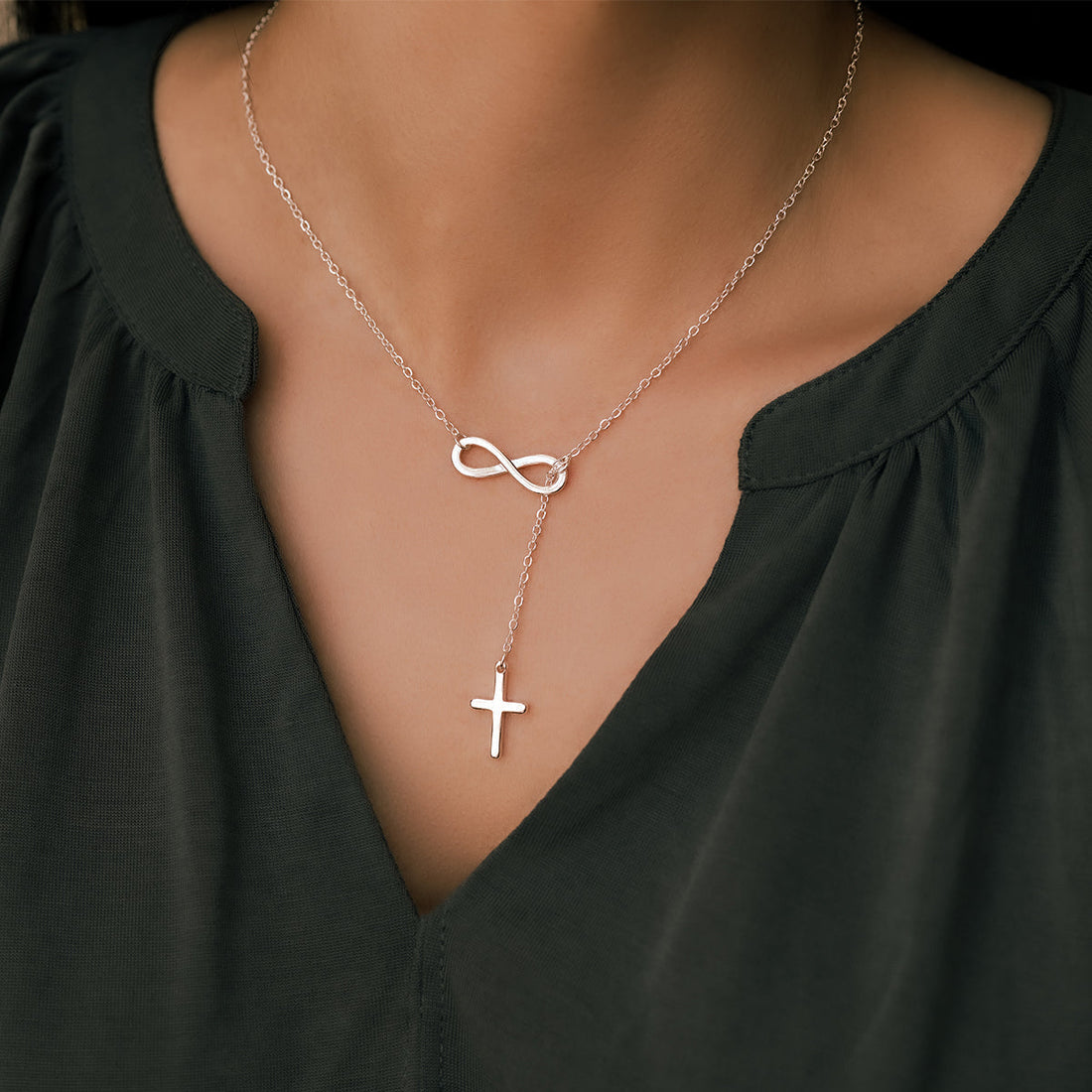 Yuna – Necklace with infinite cross pendant