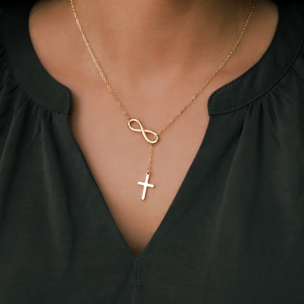 Yuna – Necklace with infinite cross pendant