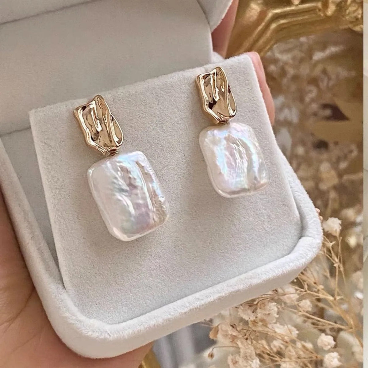 Aiah – Golden earrings with elegant baroque pearls