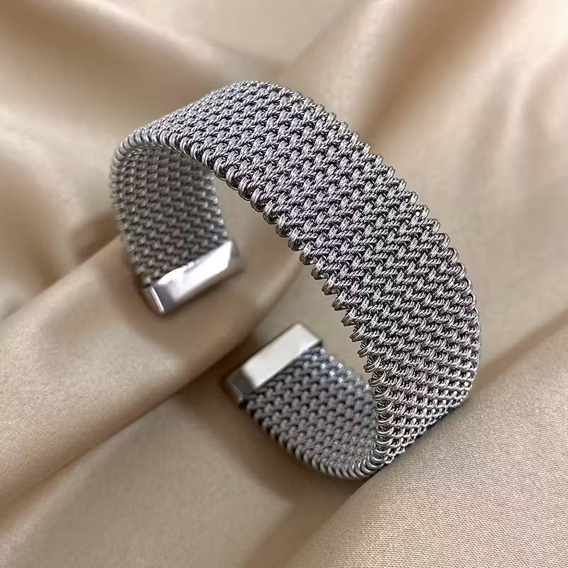 Stripe – Bracelet with engraved cable