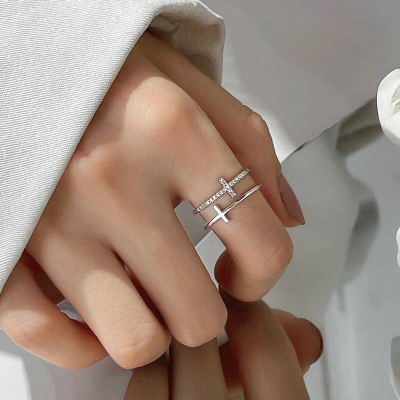 Double bar - delicate crossed ring