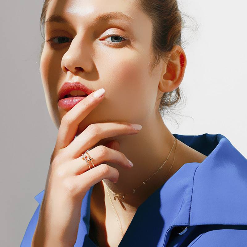 Double bar - delicate crossed ring