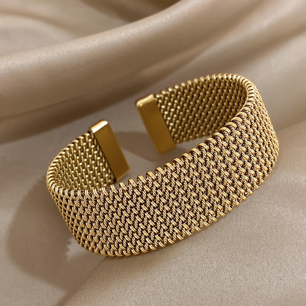 Stripe – Bracelet with engraved cable