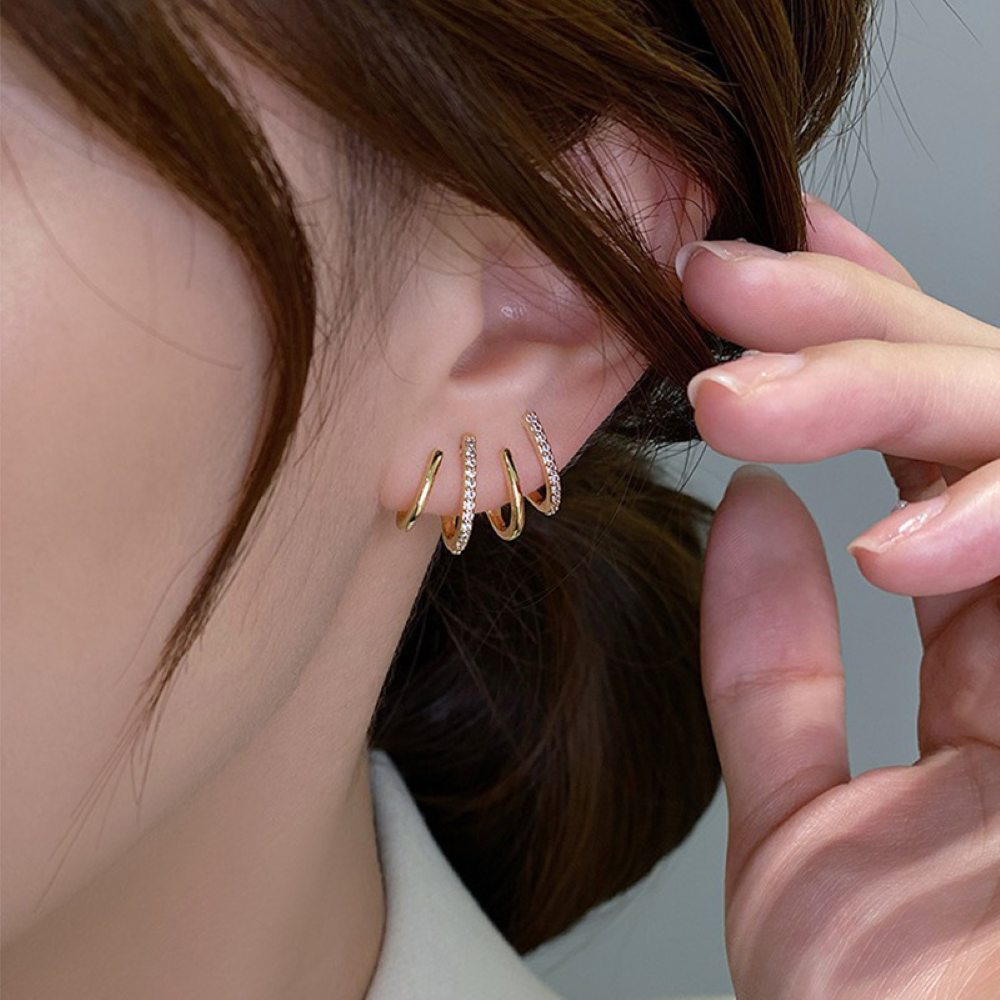 Huggie Earrings of Zircon of Four Points