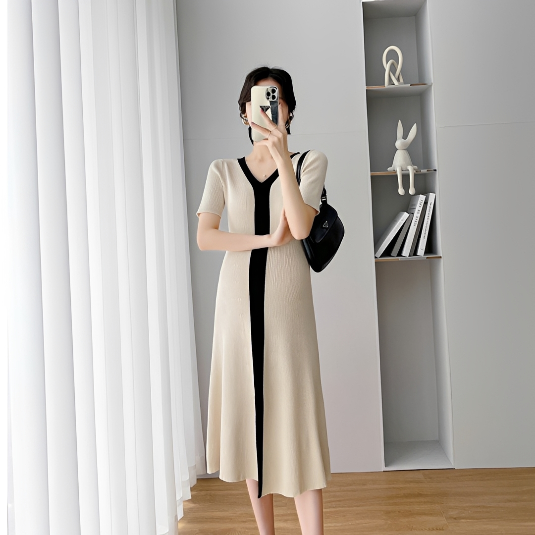 Jeanet - Chic V-Neck Midi Dress
