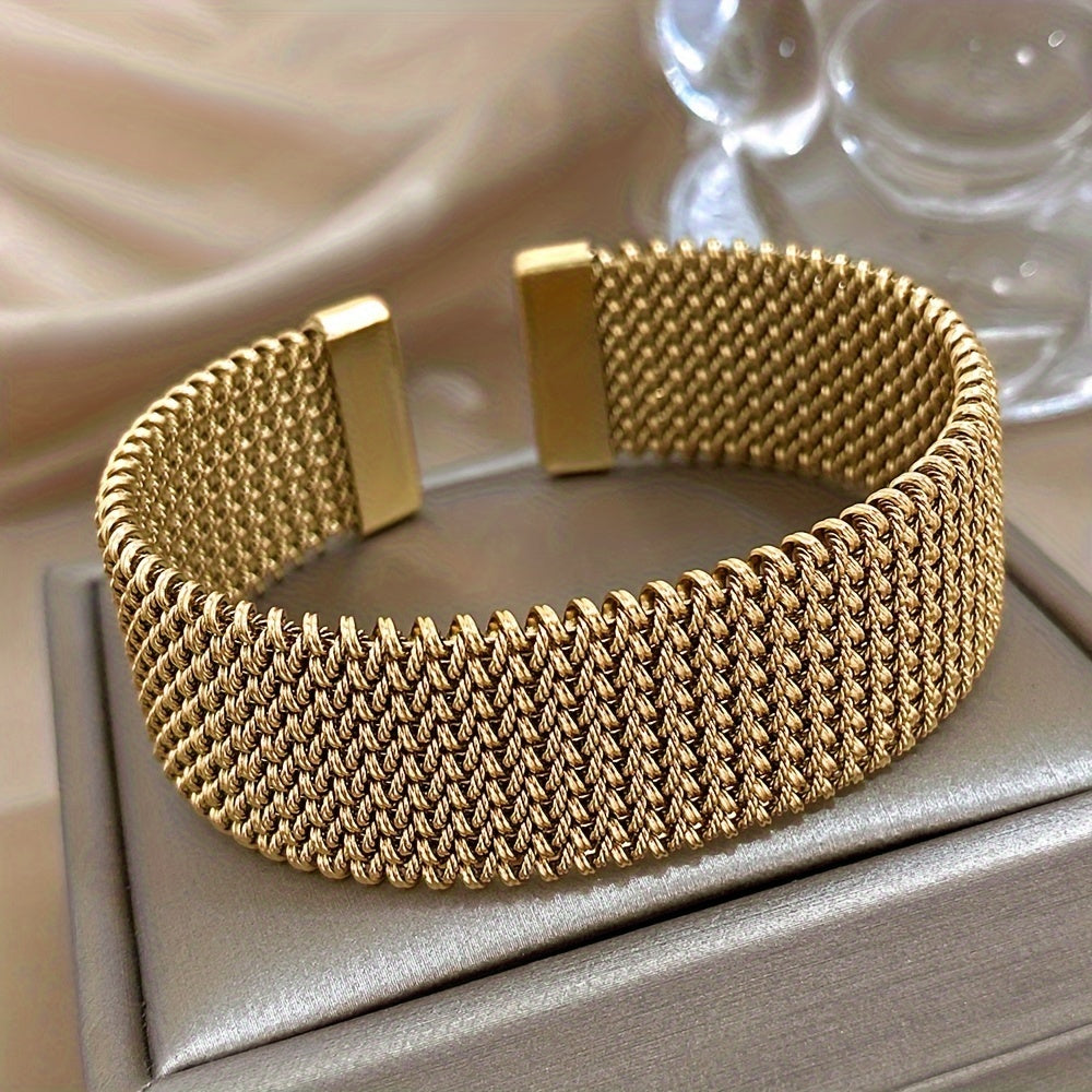 Stripe – Bracelet with engraved cable