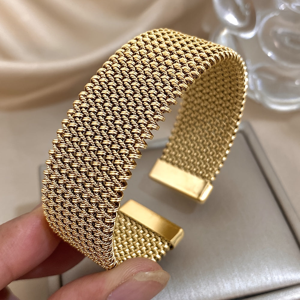 Stripe – Bracelet with engraved cable