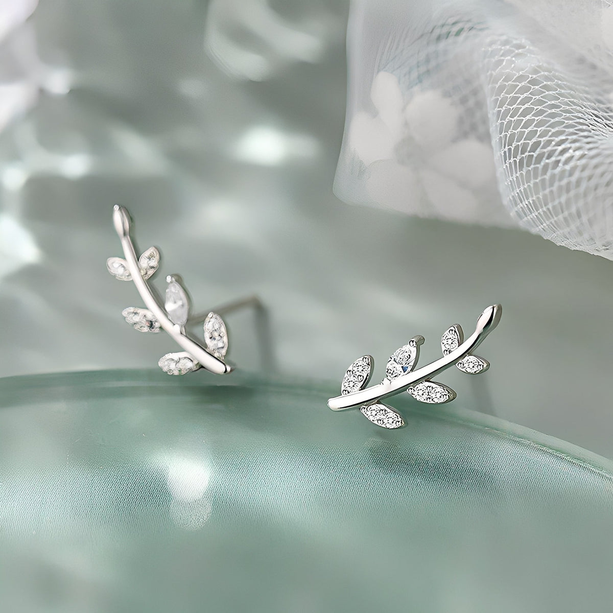 Liana – Earrings of Shiny Leaves