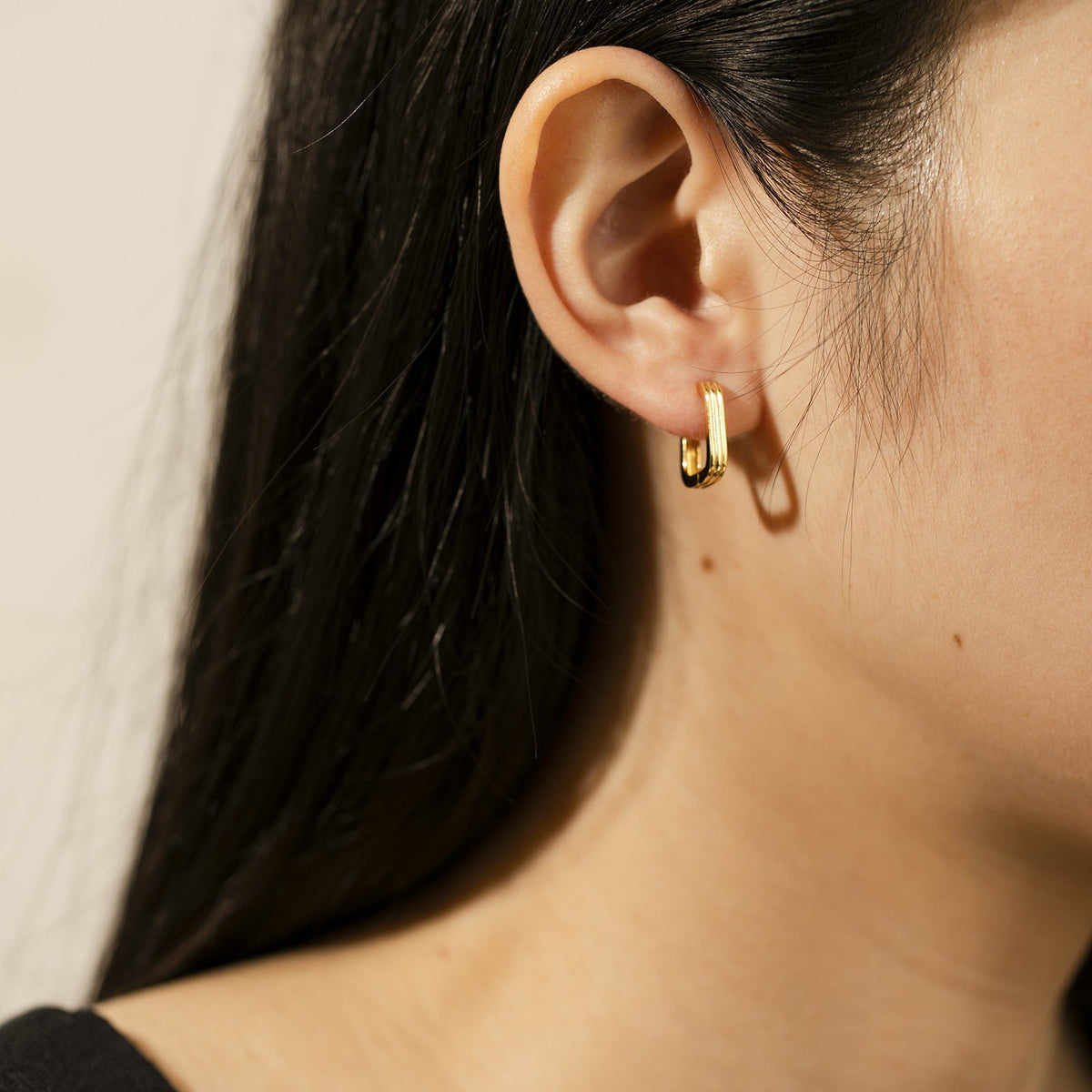 Grooved rectangular link earrings - Minimalist Huggie earrings