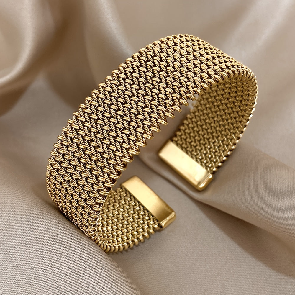 Stripe – Bracelet with engraved cable