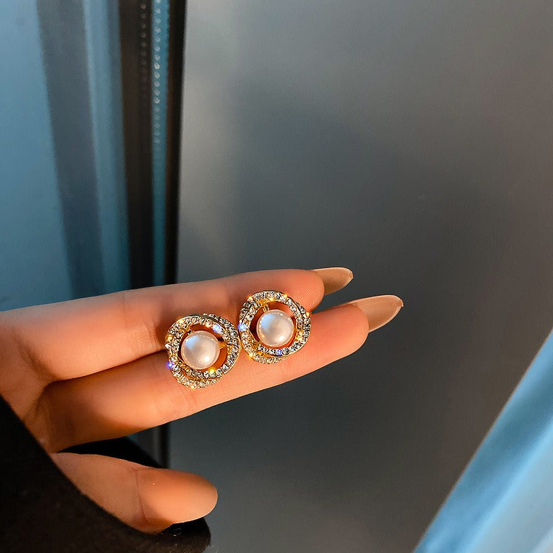 Aveline – Pearl earrings in spiral shape
