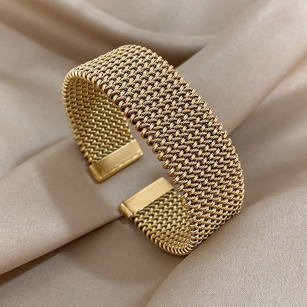 Stripe – Bracelet with engraved cable