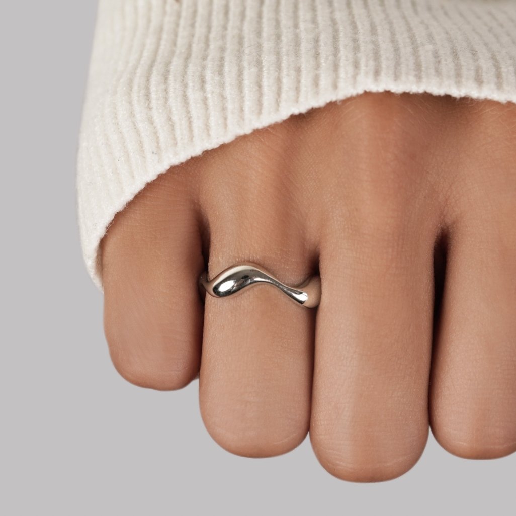 Ondine – Wavy Minimalist Ring