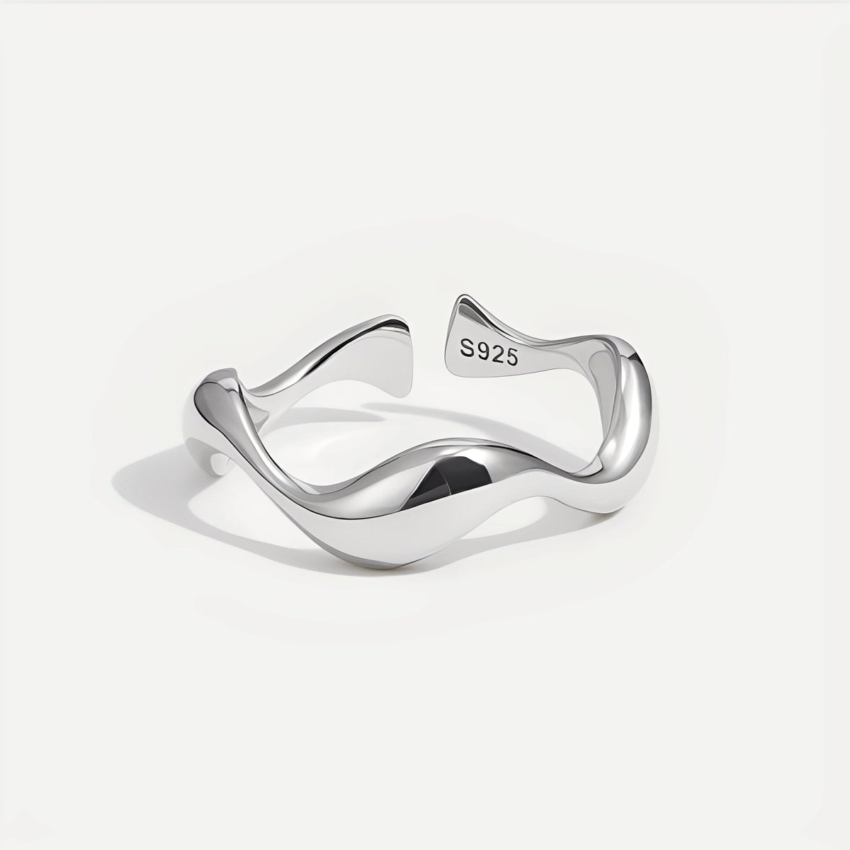 Ondine – Wavy Minimalist Ring