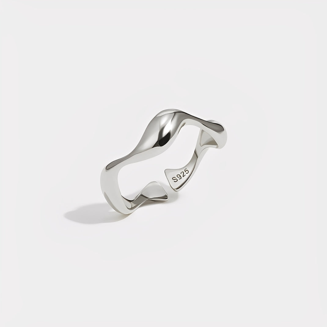 Ondine – Wavy Minimalist Ring