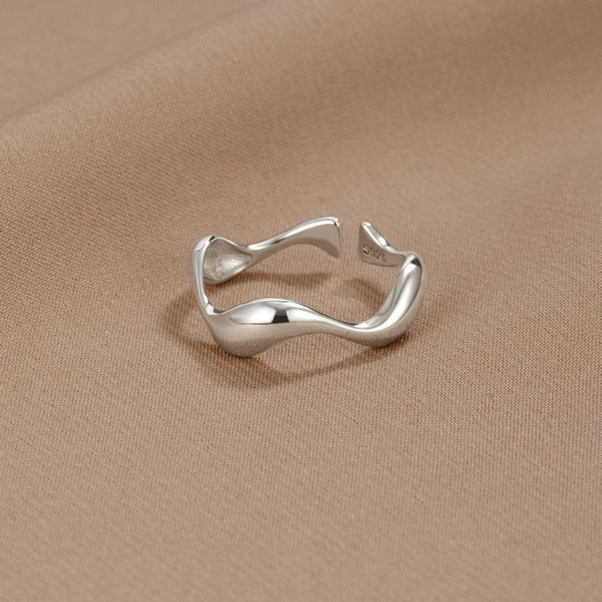 Ondine – Wavy Minimalist Ring