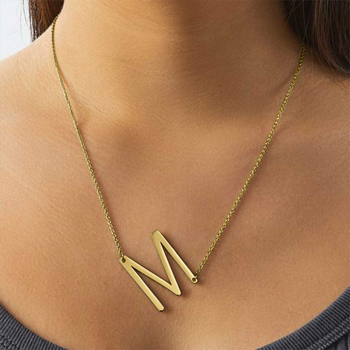 Inez – Necklace with declarative initial