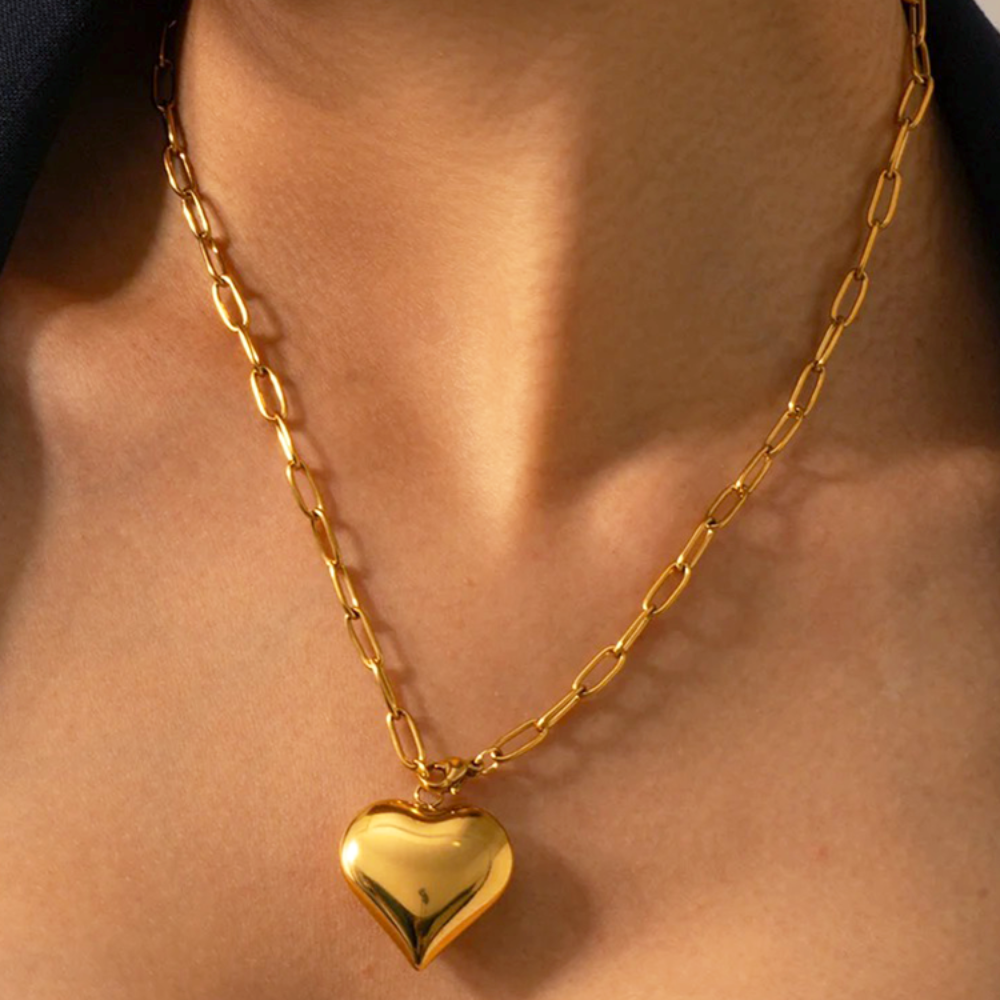 Babette – Golden paper clip collar with golden hearts