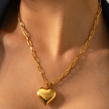 Babette – Golden paper clip collar with golden hearts