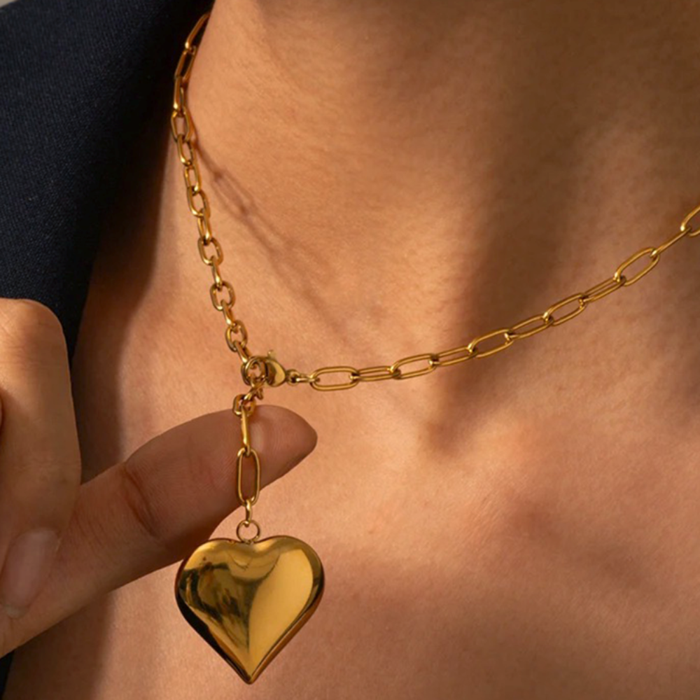 Babette – Golden paper clip collar with golden hearts