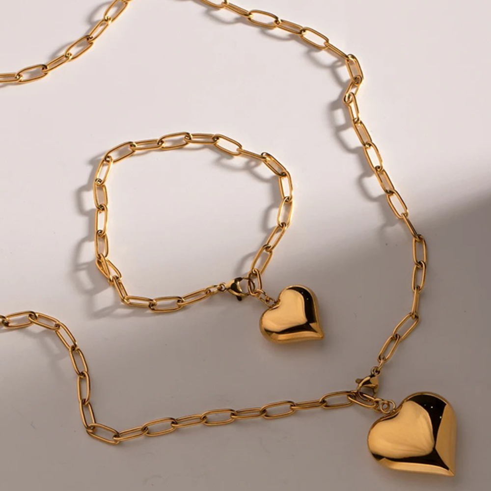 Babette – Golden paper clip collar with golden hearts