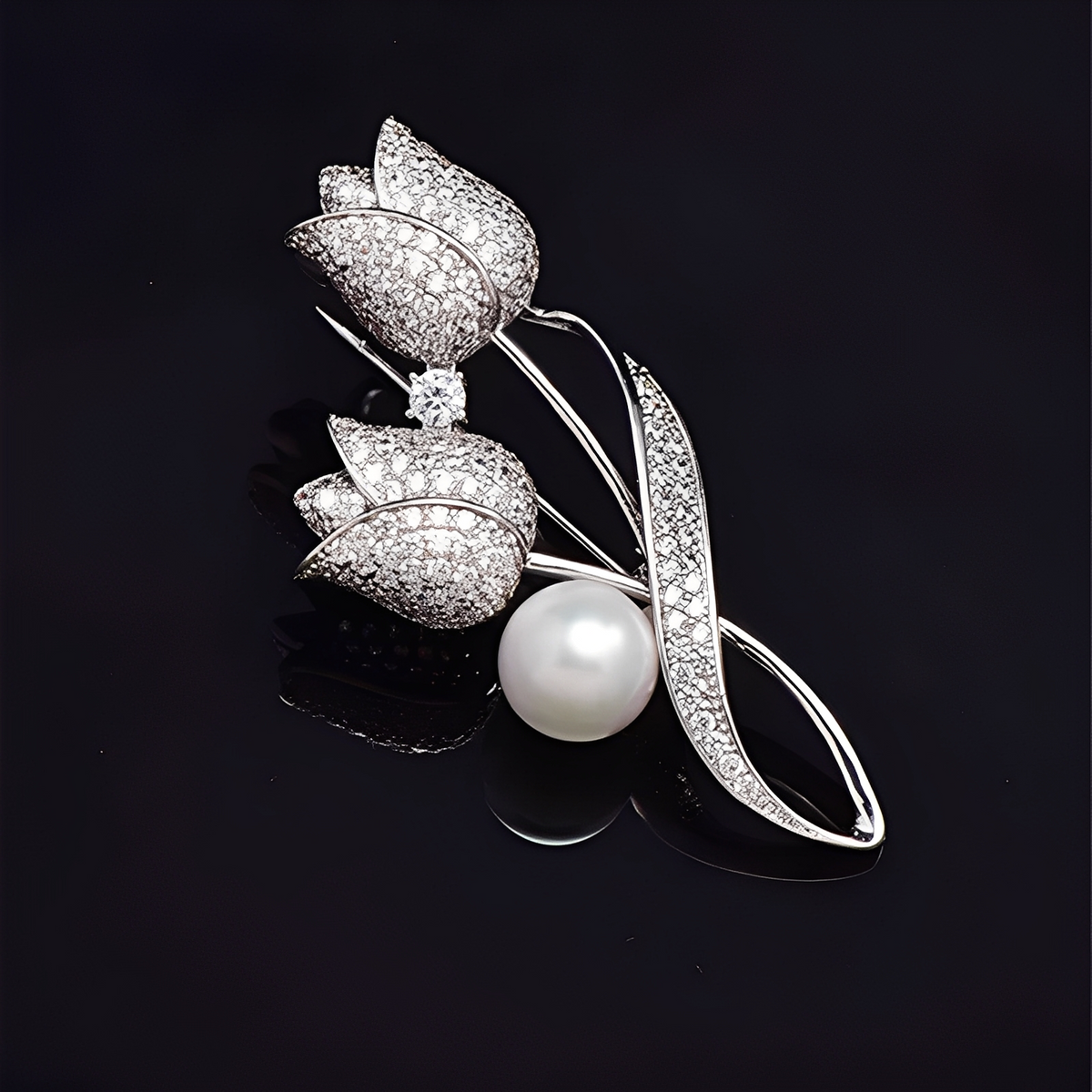 Jackie – Brooch of golden tulip with zirconia and pearl, gold