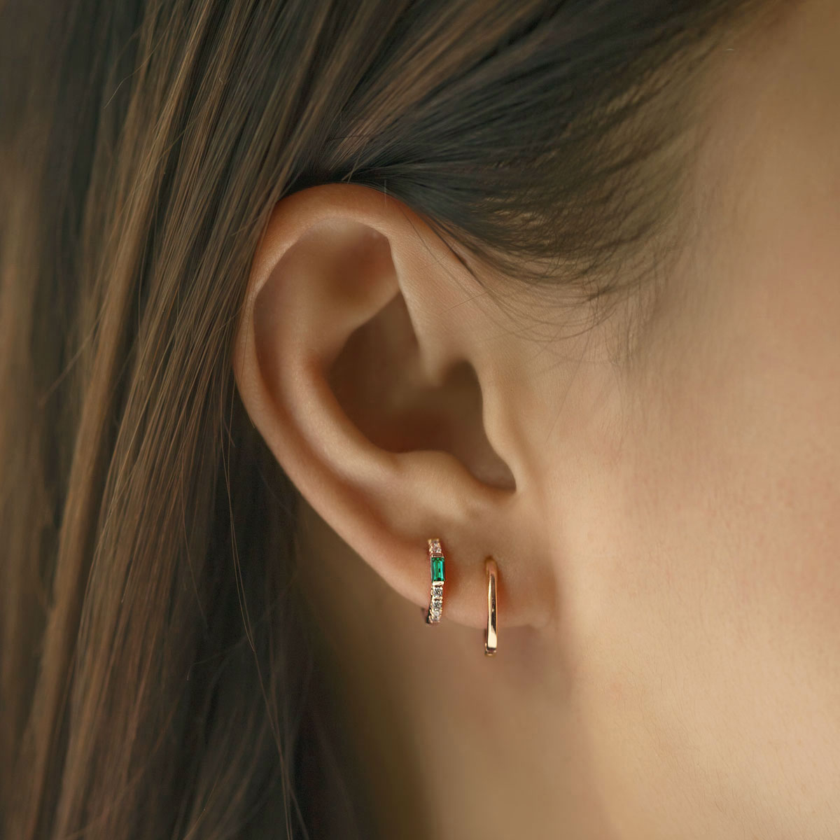 Huggie Earrings of Baguette Gemstone (Emerald)