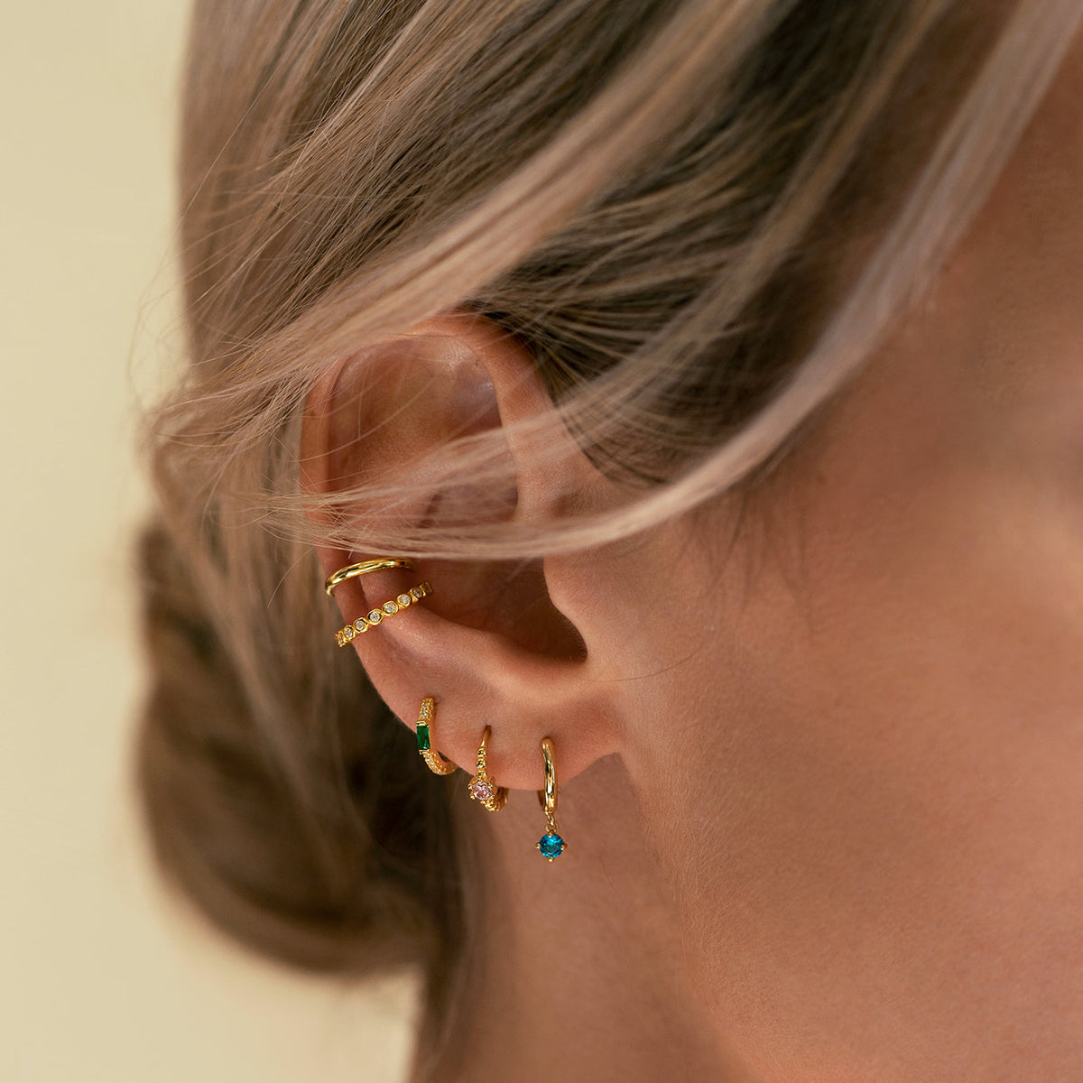 Huggie Earrings of Baguette Gemstone (Emerald)