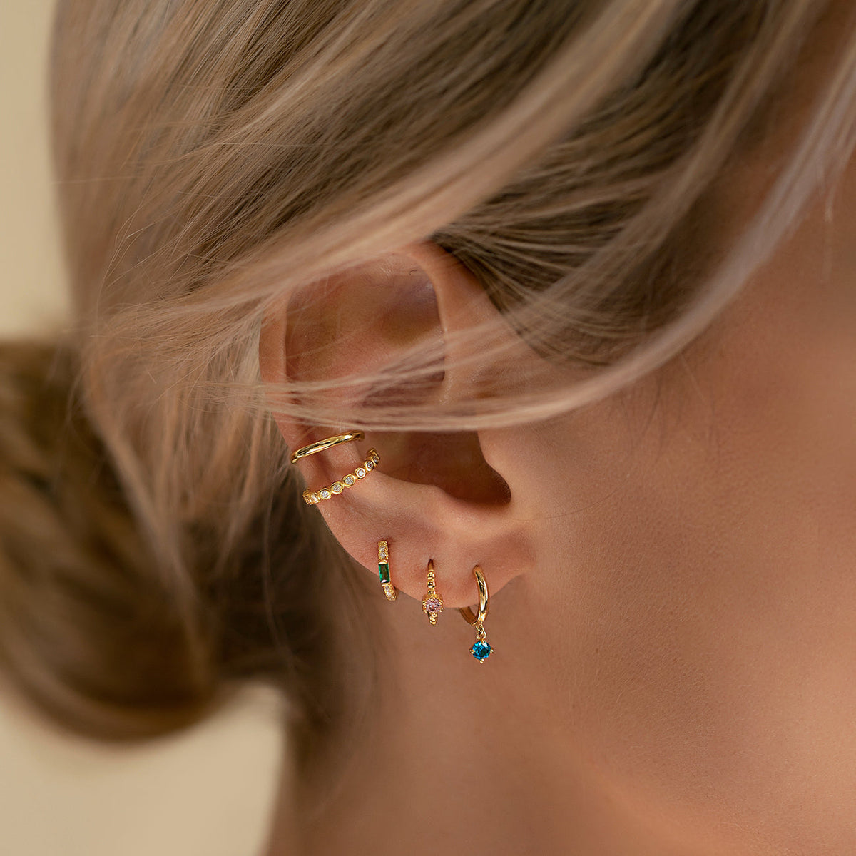 Huggie Earrings of Baguette Gemstone (Emerald)