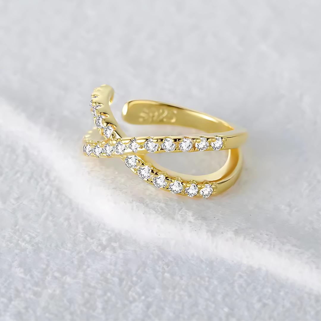 Noelle – Ear clip with double shiny layer