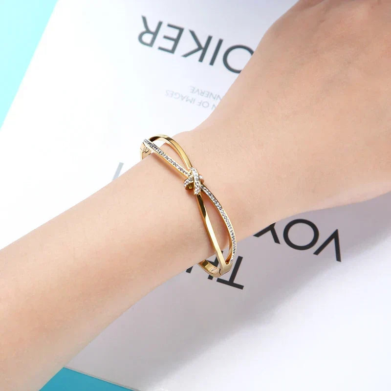 Dalia – Elegant Knot Bracelet