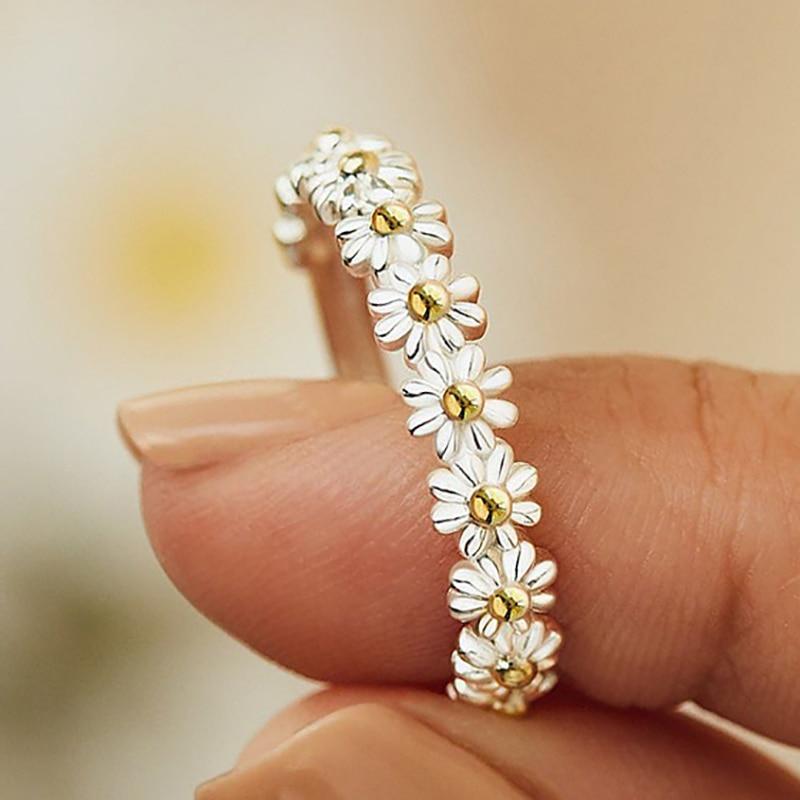 Flavia – Adjustable silver enamel daisy ring