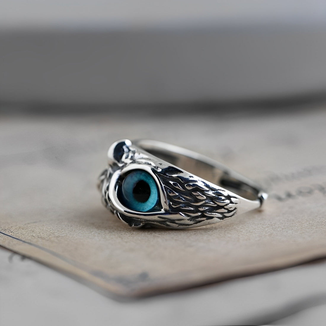 Niva – Adjustable charm ring in silver and opal