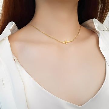 Nelly – Minimalist Cross Necklace in Gold