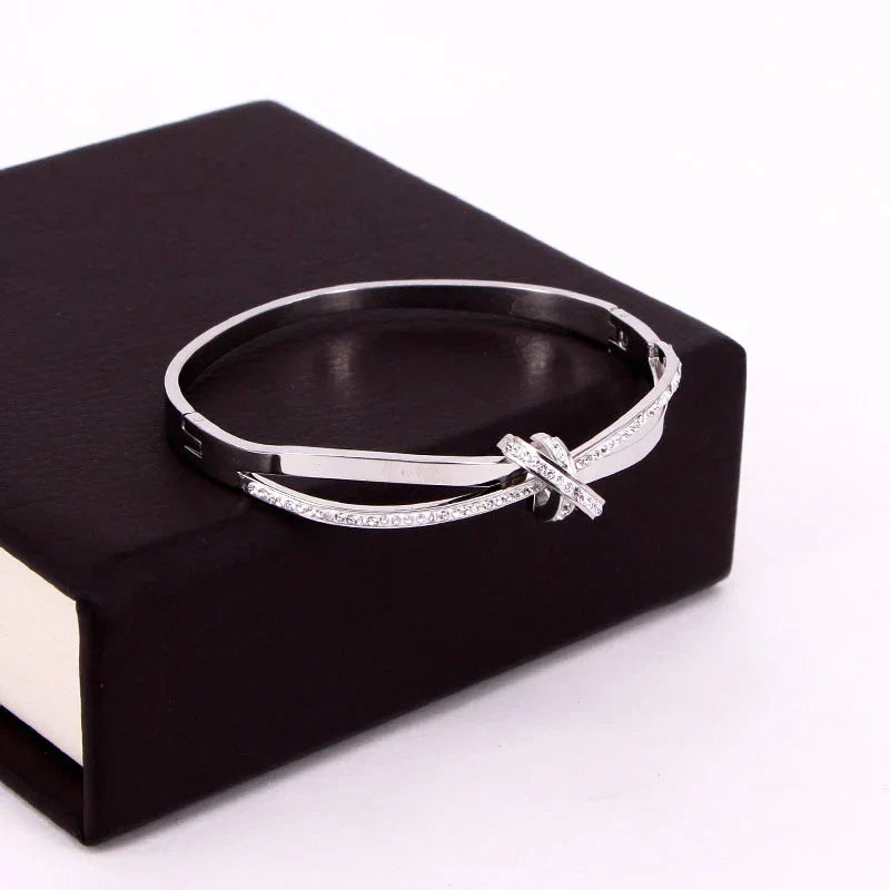 Dalia – Elegant Knot Bracelet