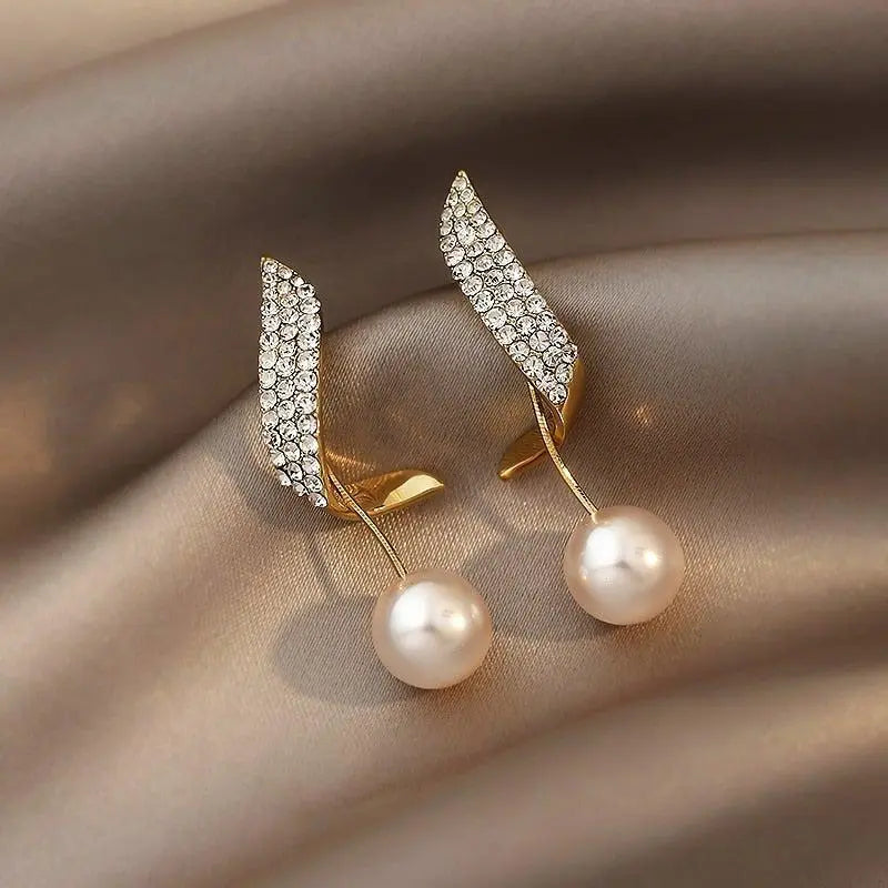 Lumine – Charming earrings with pearls and luxurious gold