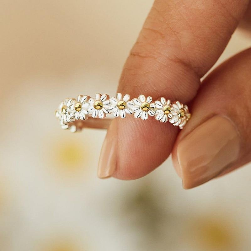 Flavia – Adjustable silver enamel daisy ring