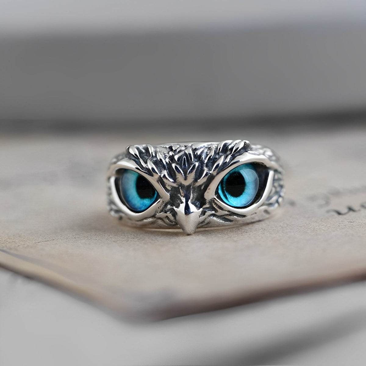 Niva – Adjustable charm ring in silver and opal