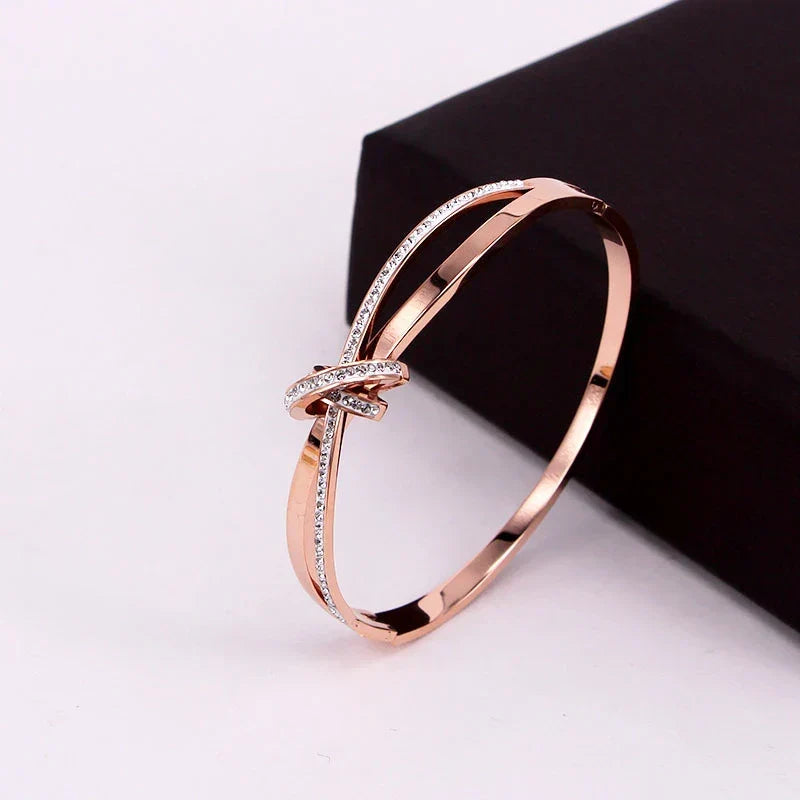 Dalia – Elegant Knot Bracelet