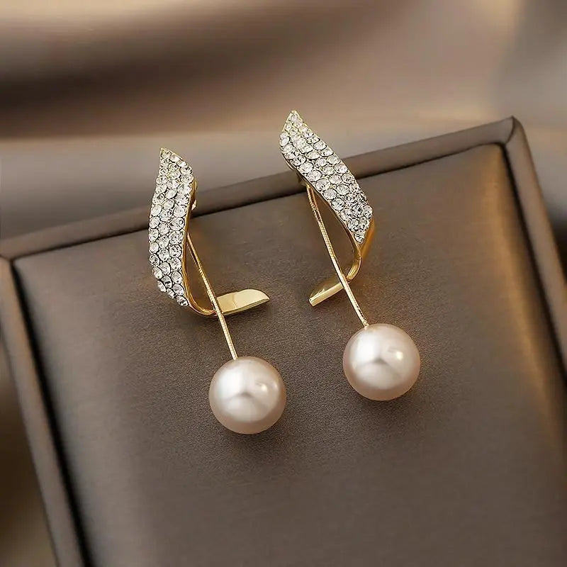 Lumine – Charming earrings with pearls and luxurious gold