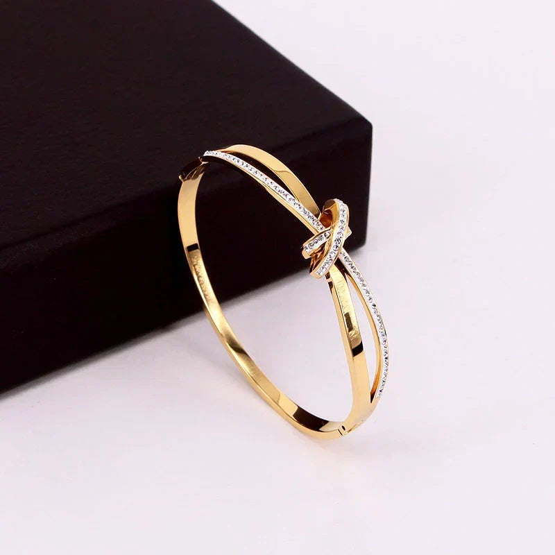 Dalia – Elegant Knot Bracelet