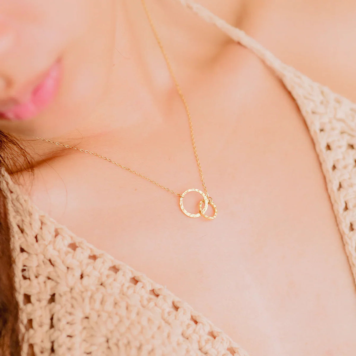 Isabelle – Elegant Hoop Necklace
