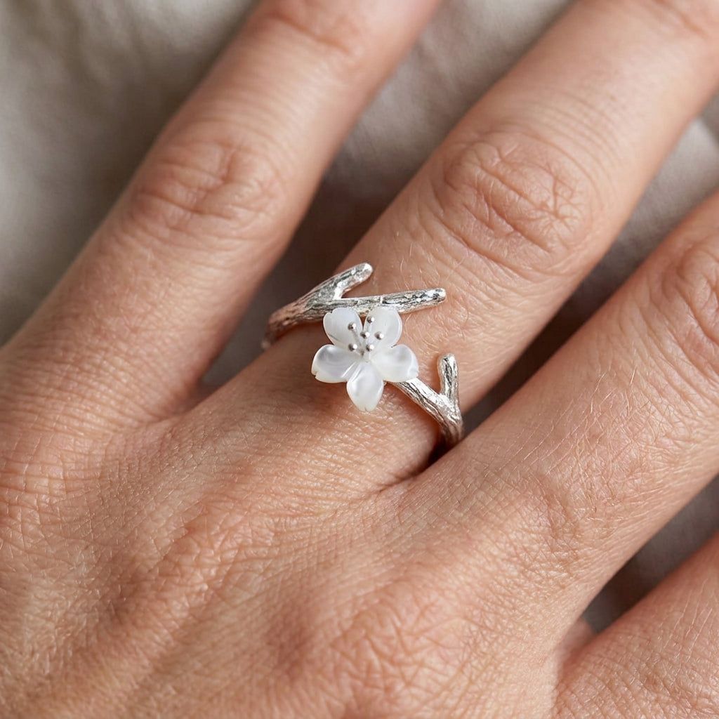 Lilou – Adjustable vintage ring with white flower