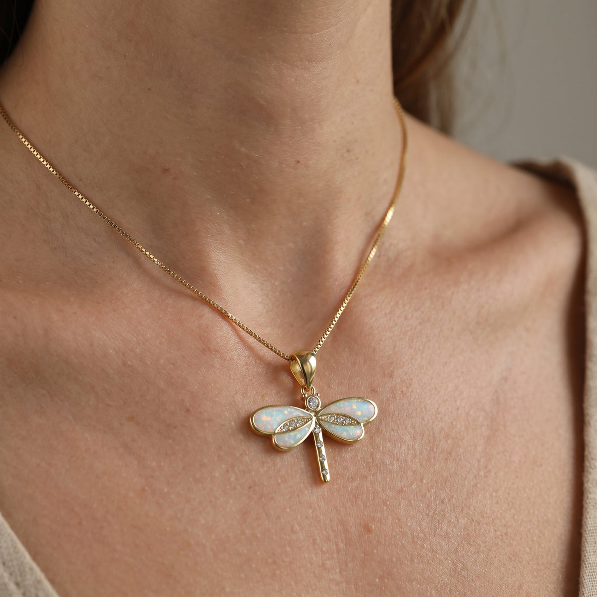 Siena – Necklace with dragonfly in gold with opal
