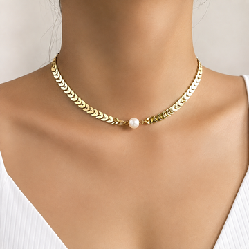 Aria – Elegant Gold and Pearl Roman Necklace