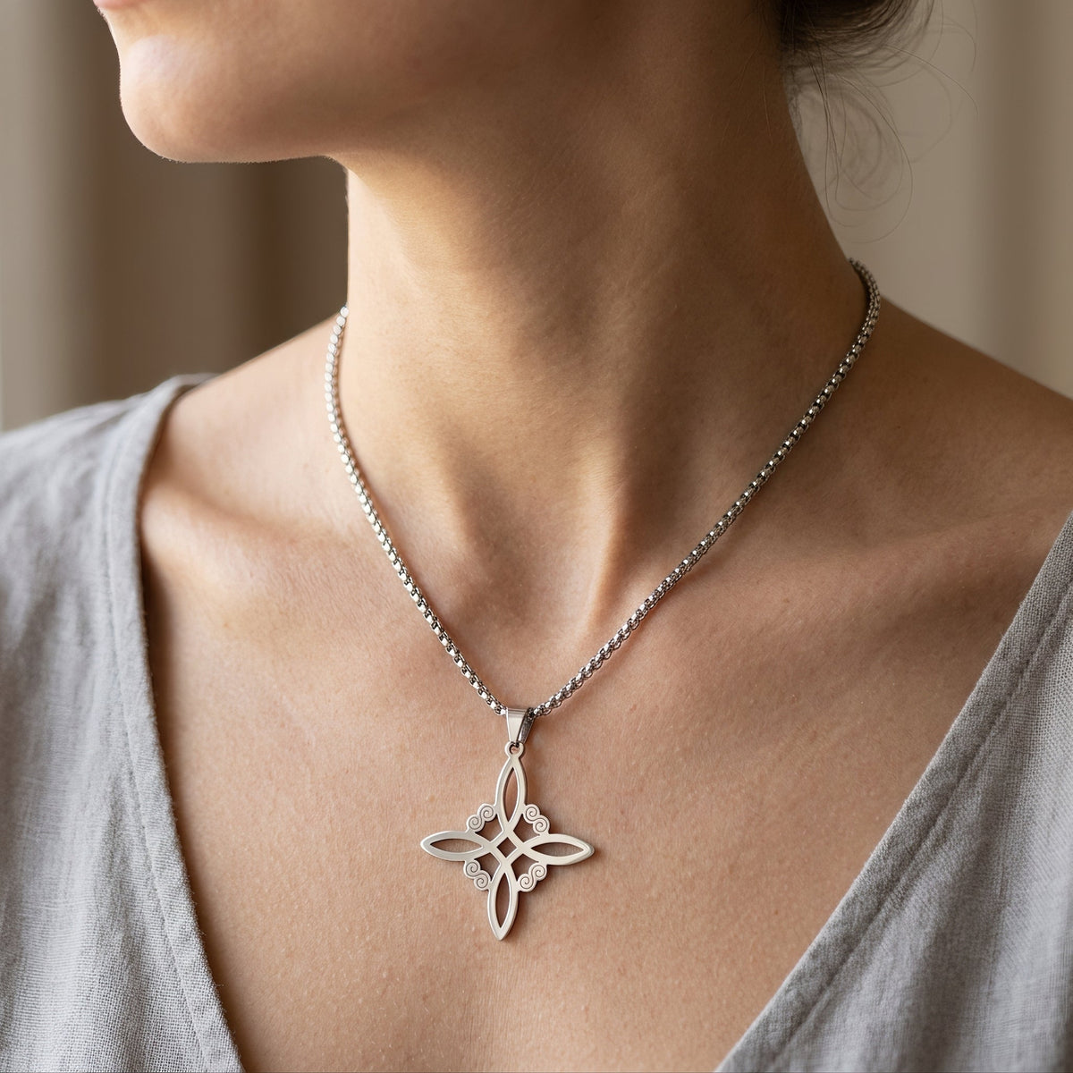 Morwen – Necklace with Witch Knot Protector