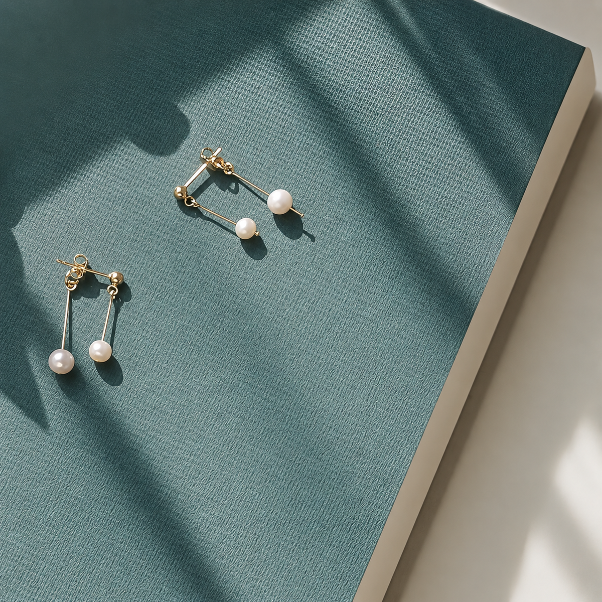 Alice – Hanging Pearl Romantic Earrings