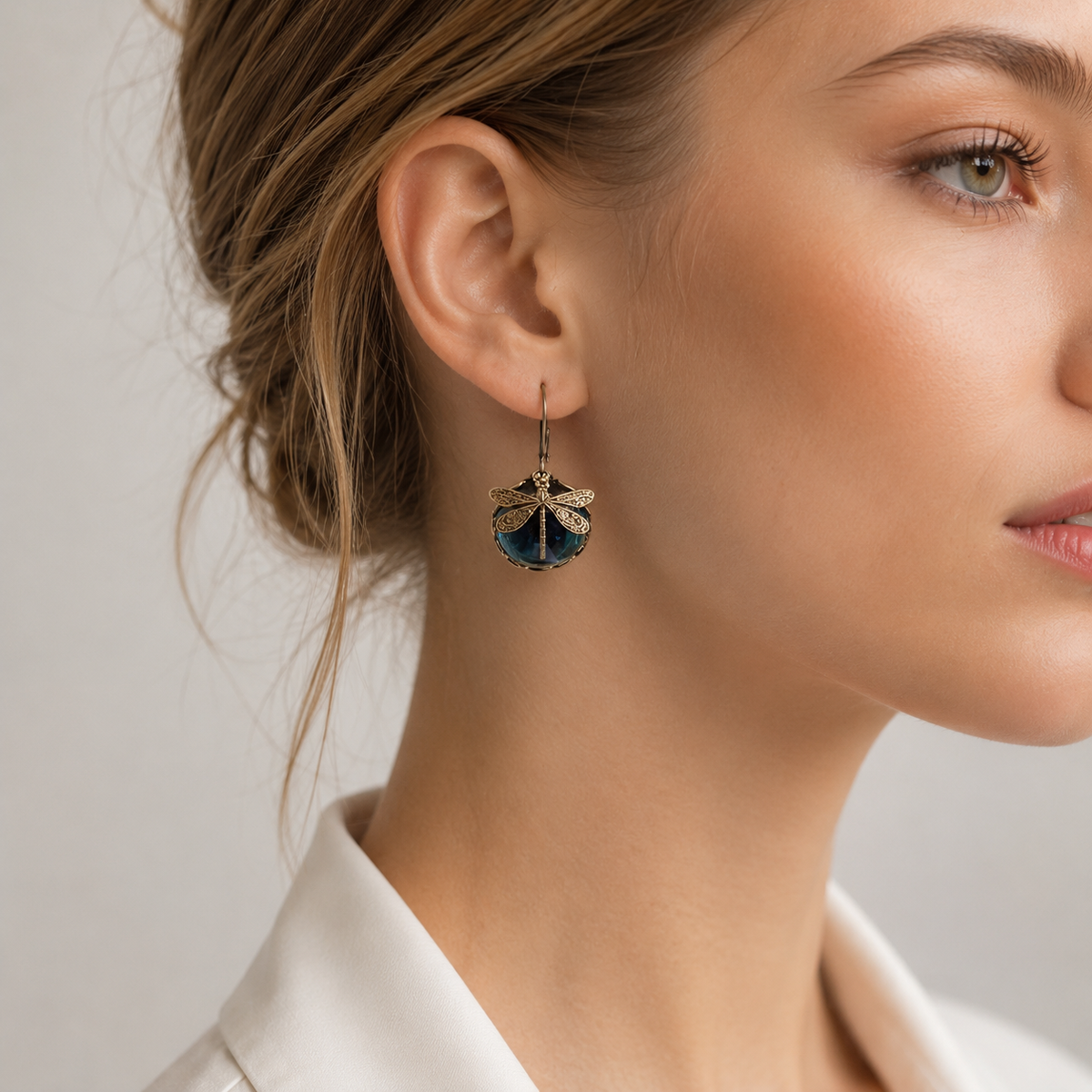 Elandra – Dragonfly earrings in sphere shape in antique gold