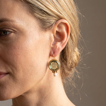 Nolwenn – Vintage pearl and emerald earrings