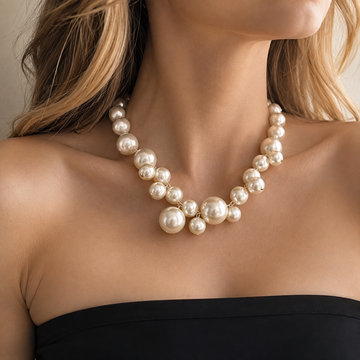 Lucie – Luxury light necklace with large and small pearls